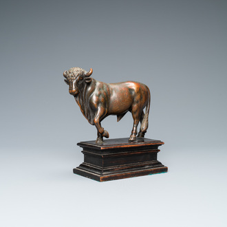 Toegeschr. aan Barthélémy Prieur (Frankrijk, circa 1536-1611): een bronzen model van een stier met sporen van rode lak
