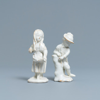 Une paire de figures d'un garçon et d'une fille en faïence blanche de Delft, 18ème