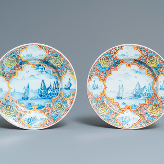 Une paire d'assiettes en faïence de Delft à technique mixte à décor de vues marins, 18ème