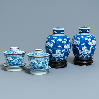 Une paire de pots couverts et une paire de bols couverts sur supports en porcelaine de Chine en bleu et blanc, 19ème