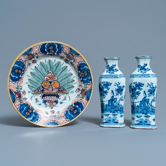 Une paire de vases en faïence de Delft en bleu et blanc et une assiette 'queue de paon' polychrome, 18ème