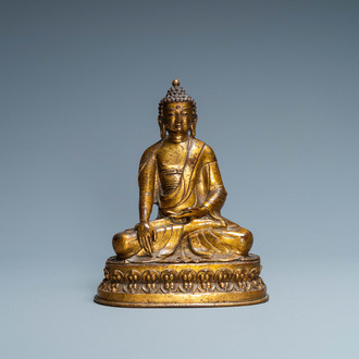 Une figure de Bouddha Shakyamuni en bronze doré, Sino-Tibet, 18/19ème