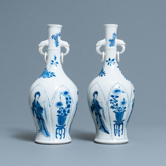 Een paar Chinese blauw-witte vazen met olifantenoren, Kangxi