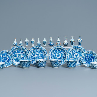 Six tasses et soucoupes et onze vases miniatures en porcelaine de Chine en bleu et blanc, Kangxi