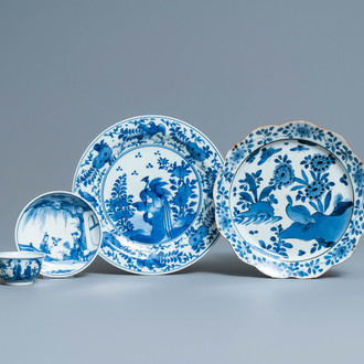 Deux assiettes et une tasse et soucoupe en porcelaine d'Arita en bleu et blanc, Japon, Edo, 17/18ème