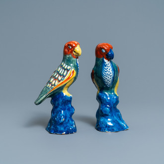 Une paire de modèles de perroquets en faïence de Delft polychrome, 18ème