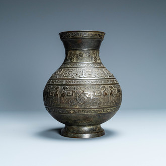 Een Chinese archaïsche bronzen 'hu' vaas met inscripties, 17/18e eeuw