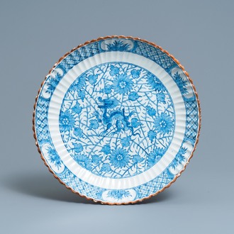 Un plat en faïence de Delft en bleu et blanc à décor d'un dragon chinois, 18ème