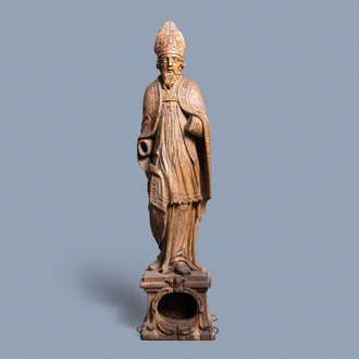 Une grande statue d'un Saint Evêque en chêne sculpté sur base reliquaire monoxyle, Flandres, 18ème