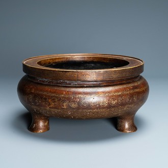 Een Chinese deels vergulde bronzen driepotige wierookbrander, Xuande merk, Qing