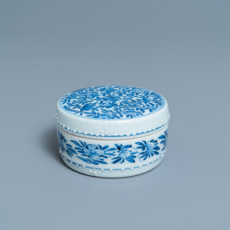 Een ronde Chinese blauw-witte dekseldoos, Kangxi