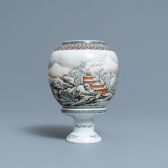 Une lanterne en porcelaine de Chine coquille d'oeuf à décor d'un paysage hivernale, République