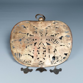 Une grande plaque en cuivre doré ajourée à décor gravé d'un noeud sur un fond de fleurs de lotus, Chine ou Tibet, 17ème