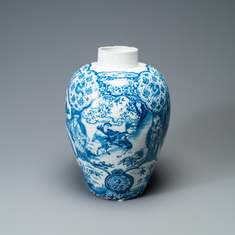 Un grand vase exceptionnel en faïence de Delft en bleu et blanc à décor de chinoiserie, 17/18ème
