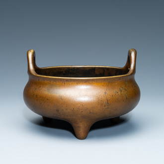Un brûle-parfum tripod en bronze, Chine, marque de Xuande, 18ème
