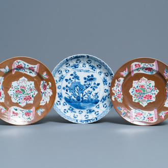 Une paire d'assiettes en porcelaine de Chine famille rose, Qianlong, et une en bleu et blanc, marque et époque de Kangxi