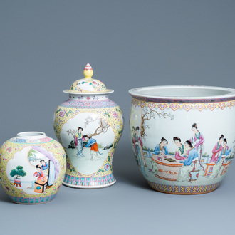 Deux vases et un aquarium en porcelaine de Chine famille rose, République