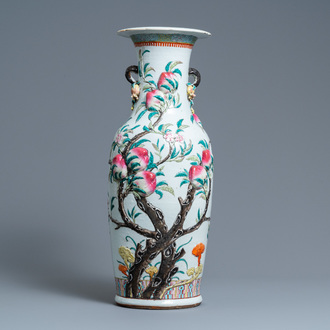 Un vase en porcelaine de Chine famille rose à décor appliqué de neuf pêches, 19ème