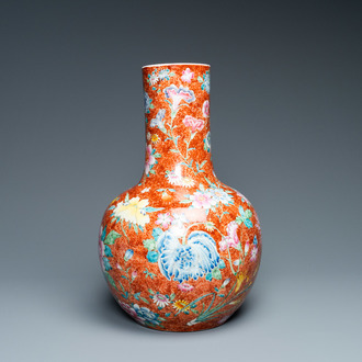 Un vase de forme bouteille en porcelaine de Chine famille rose à décor millefleurs, marque de Qianlong, République