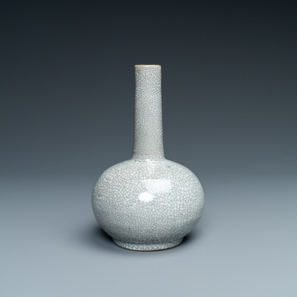 Een Chinese flesvormige ge-type vaas met craquelé, 18/19e eeuw
