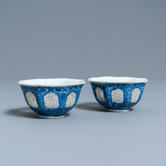 Une paire de bols ajourés de forme octagonale en porcelaine de Chine en bleu et blanc, Kangxi