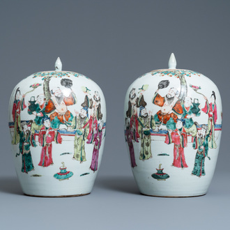 Une paire de pots couverts en porcelaine de Chine famille rose, 19ème