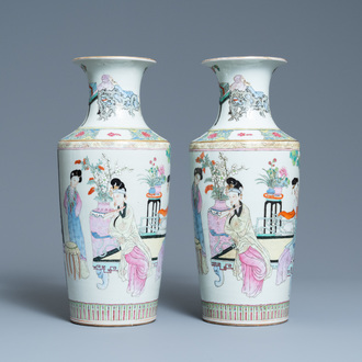Une paire de vases de forme rouleau en porcelaine de Chine famille rose, République