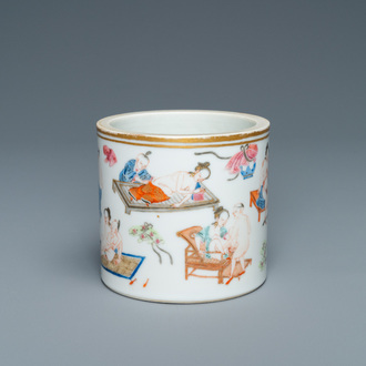 Un pot à pinceaux en porcelaine de Chine famille rose à sujet érotique, 1ère moitié du 19ème