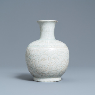 Un vase en porcelaine de Chine qingbai à décor incisé, Song