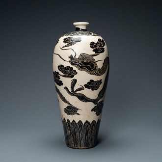 Un grand vase de forme 'meiping' en grès porcelaineux de type Cizhou à décor d'un dragon, Chine, Song/Yuan