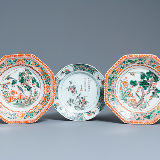 Twee Chinese octagonale famille verte schotels en een bord met een gedicht, Kangxi