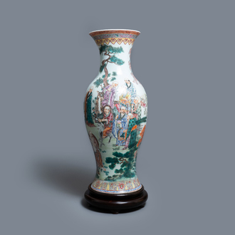 Un grand vase en porcelaine de Chine famille rose à décor d'immortels, République