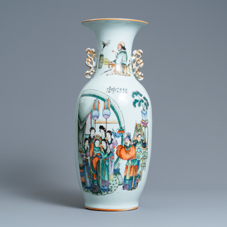 Un vase à décor biface en porcelaine de Chine famille rose, 19/20ème