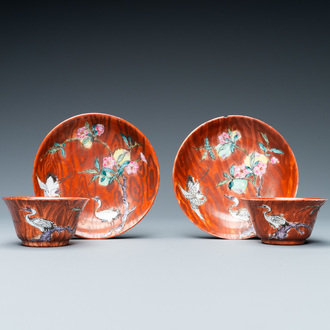 Une paire de tasses et soucoupes en porcelaine de Chine famille rose à décor faux-bois, Yongzheng/Qianlong