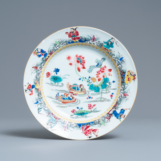 Une assiette en porcelaine de Chine famille rose à décor de canards et d'immortels, Yongzheng
