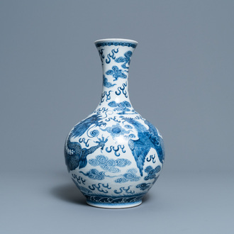 Een Chinese blauw-witte vaas met een draak en een feniks, Qianlong merk, 19/20e eeuw