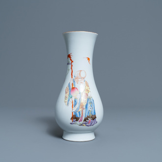 Un vase en porcelaine de Chine famille rose à décor de Shou Lao, marque de Qianlong, République