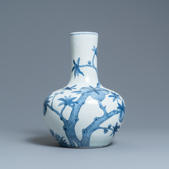 Un vase de forme 'tianqiu ping' en porcelaine de Chine en bleu et blanc à décor de neuf pêches, marque de Qianlong, 20ème