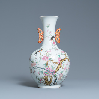 Un vase en porcelaine de Chine famille rose, marque de Hongxian, République