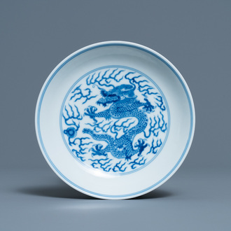 Une coupe en porcelaine de Chine en bleu et blanc à décor d'un dragon, marque et époque de Guangxu