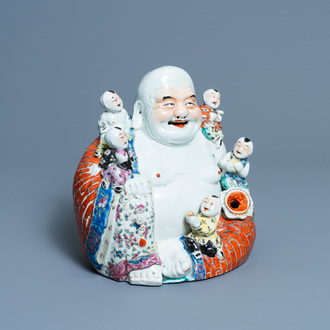 Une figure de Bouddha en porcelaine de Chine famille rose, marque en creux, 19/20ème