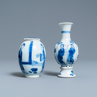 Une boîte à thé et un vase de forme bouteille en porcelaine de Chine en bleu et blanc, Kangxi