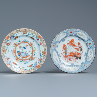 Une assiette en porcelaine de Chine famille rose à décor d'antiquités et une à décor d'une peinture à rouleau, Yongzheng