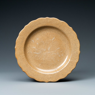Un plat en porcelaine de Chine de type ge à émail craquelé sur fond brun, Qianlong