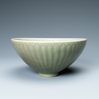 Un bol en forme de lotus en porcelaine de Chine céladon de Longquan, Yuan/Ming
