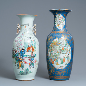 Un vase en porcelaine de Chine famille verte à fond bleu poudré et un vase en famille rose, 19ème