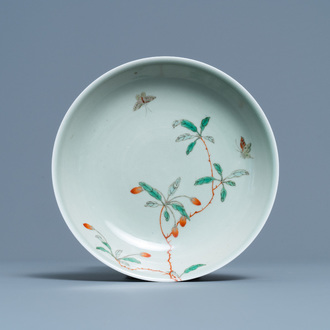 Une assiette en porcelaine de Chine famille verte à fond céladon, marque de Wanli, Kangxi/Yongzheng