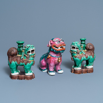 Un modèle d'un lion bouddhiste en porcelaine de Chine famile rose et une paire de porte-encens en biscuit émaillé vert, 19ème