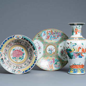 Un vase, un plat et un bol en porcelaine de Chine famille rose, 19ème