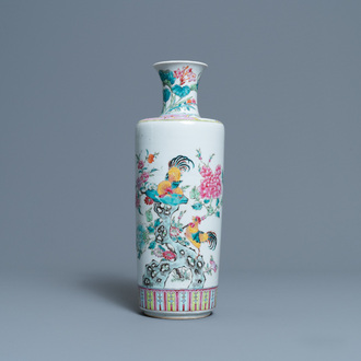 Un vase de forme rouleau en porcelaine de Chine famille rose à décor de coqs, 19ème